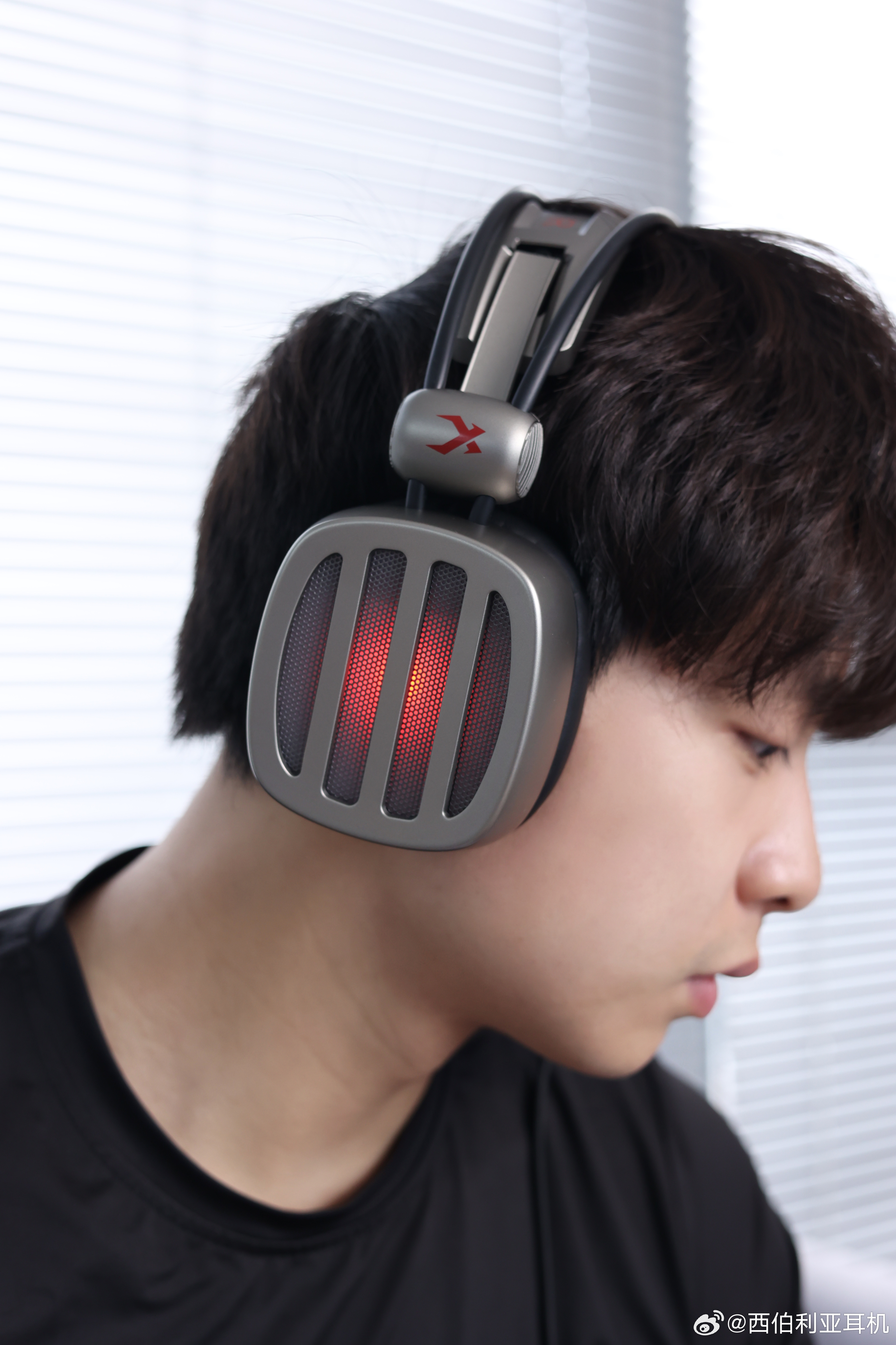 西伯利亚耳机：专业电竞音频设备，解决长时间游戏舒适与精准定位难题